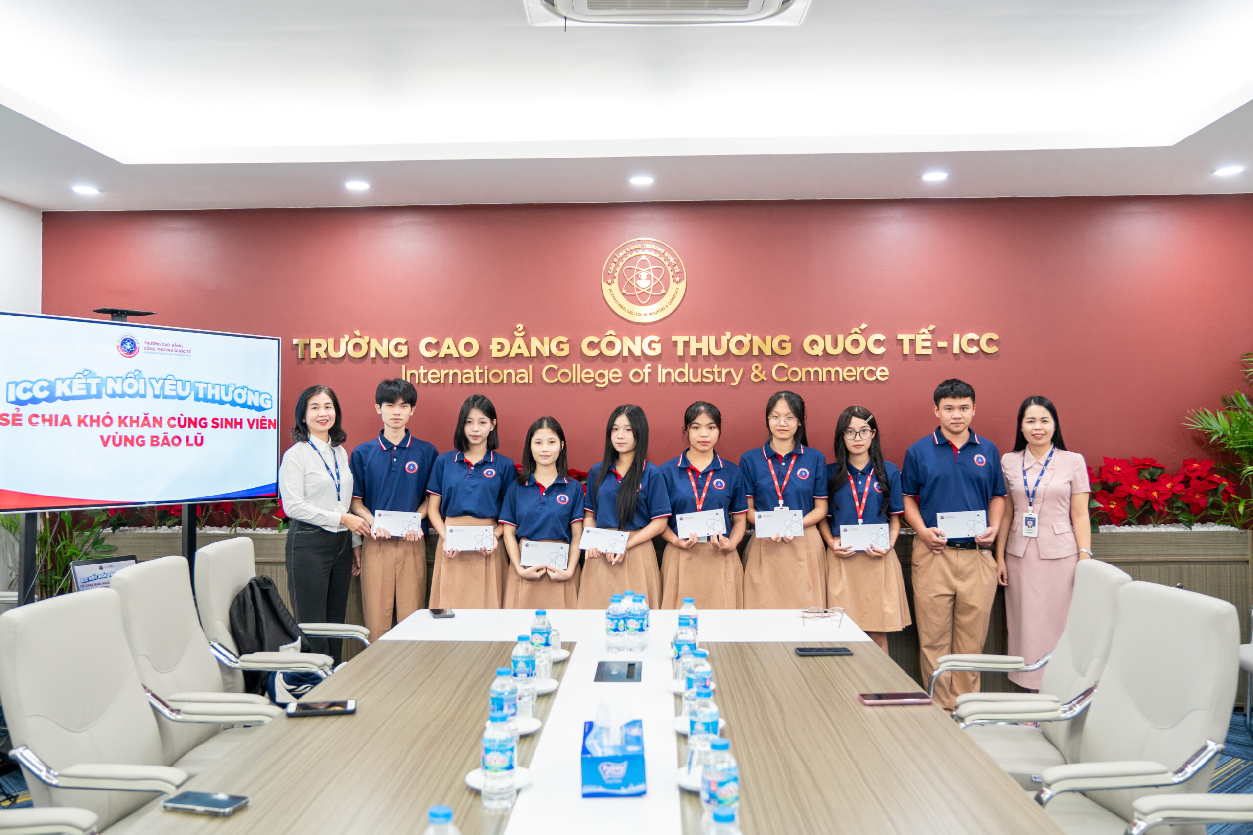 Cô Trần Thị Ngân Giang cùng sinh viên ICC.