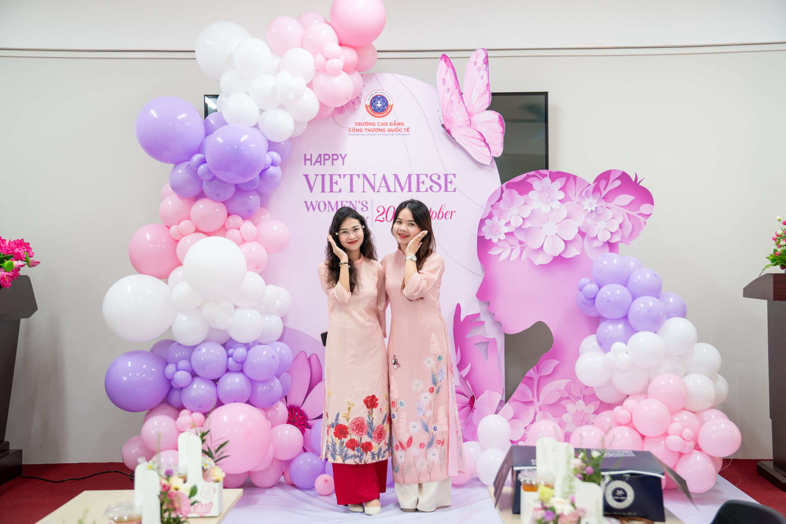 Chào mừng Ngày Phụ nữ Việt Nam 20/10, các nữ cán bộ, giảng viên, nhân viên cùng khoe nét duyên dáng, thanh lịch trong trang phục truyền thống.