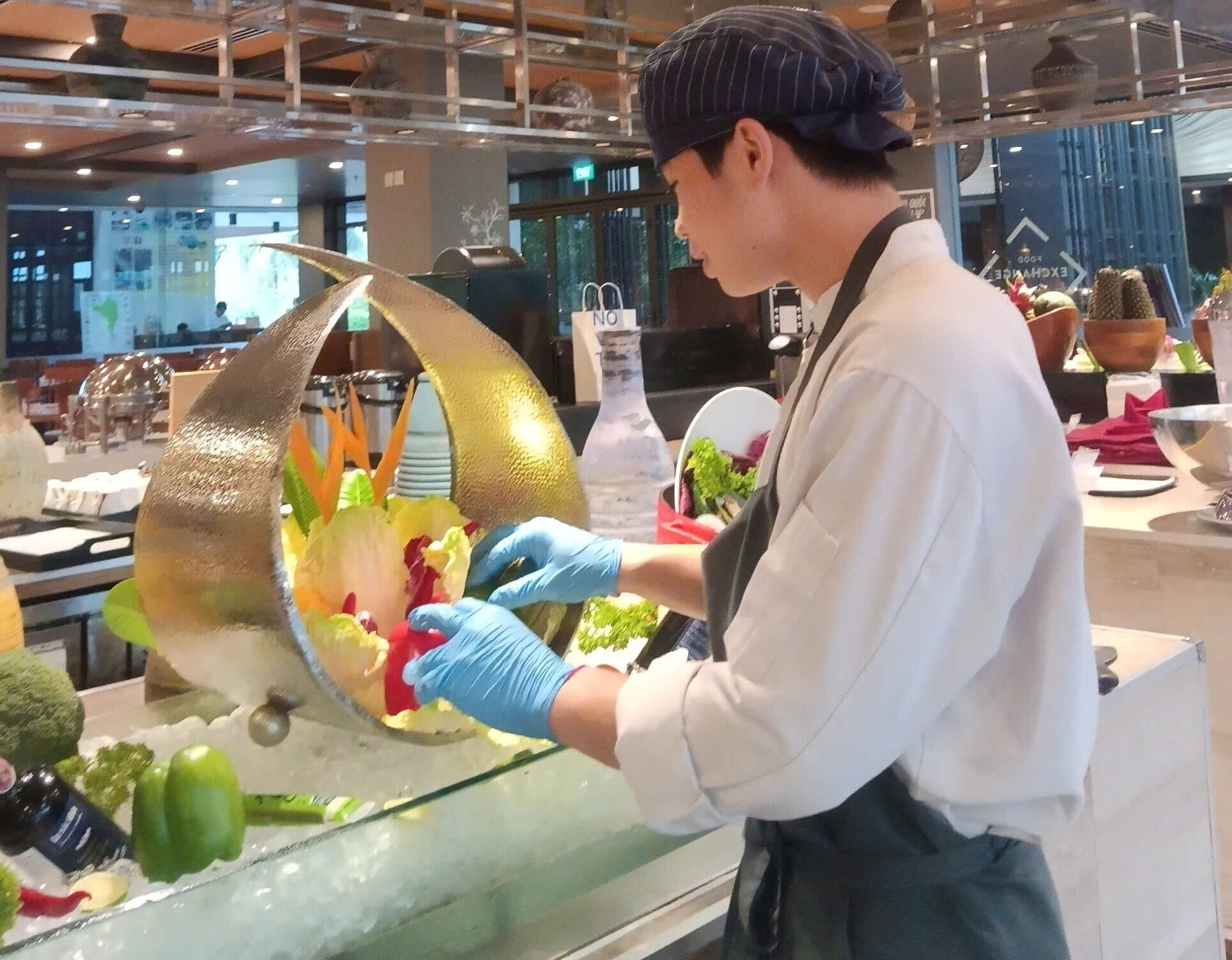 Nam Anh thực tập vị trí bếp lạnh tại khách sạn Novotel. 