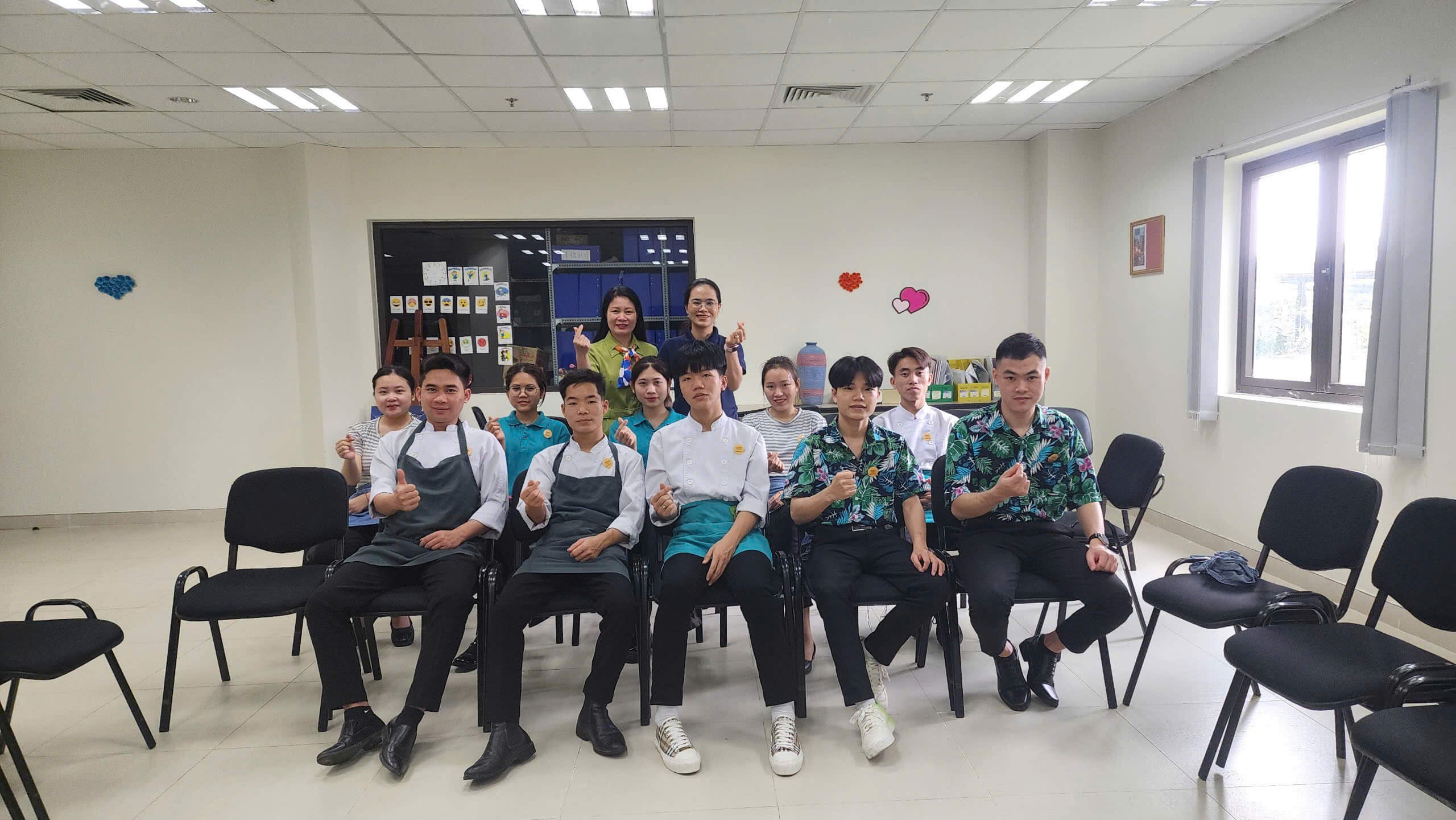 Cô Tăng Thị Kim Dung đồng hành cùng sinh viên trong kỳ thực tập tại Phú Quốc. 