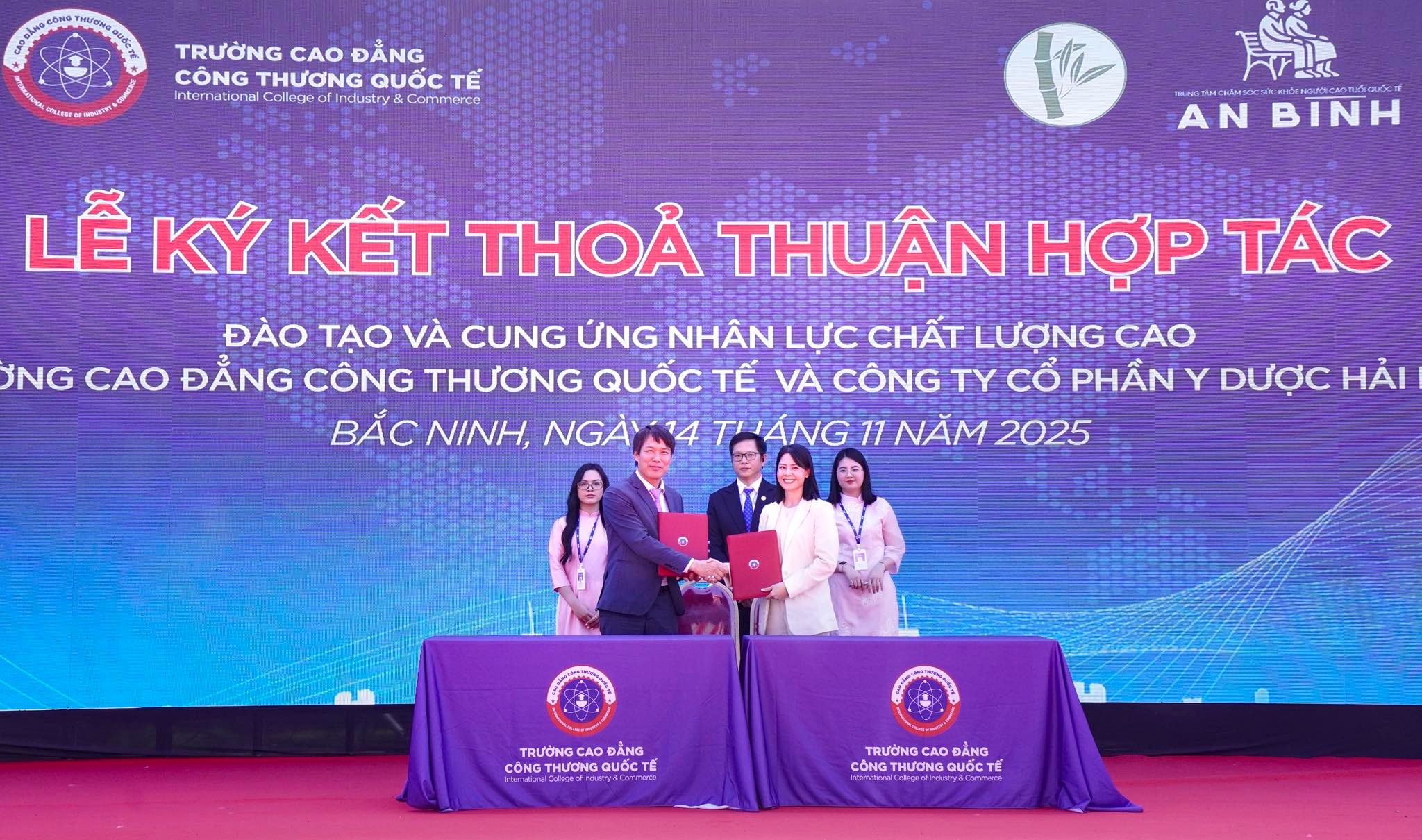 Đại diện doanh nghiệp ký biên bản hợp tác cùng lãnh đạo ICC trong sự kiện Chào Tân sinh viên K17.