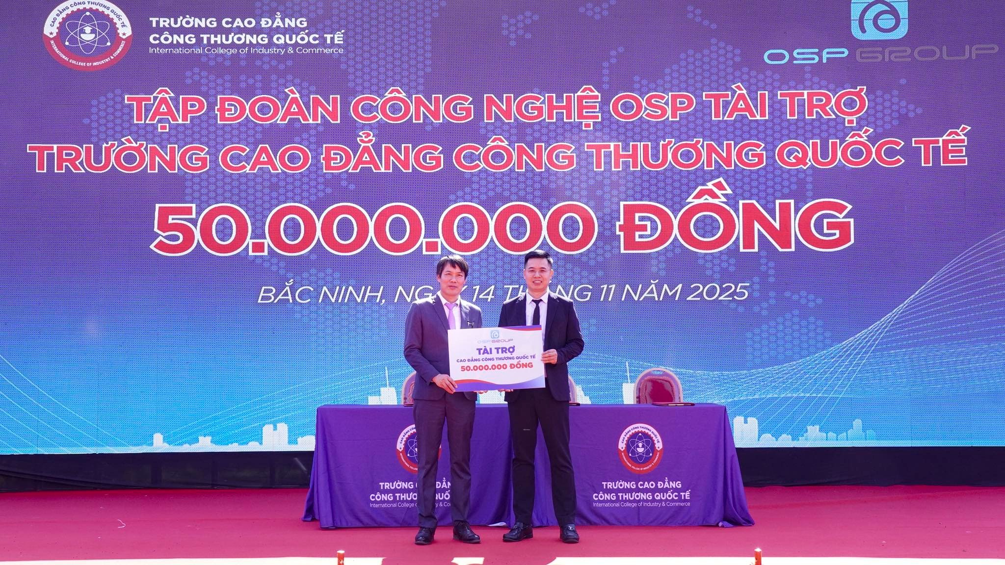 Doanh nghiệp trao biểu trưng tài trợ cho Trường Cao đẳng Công thương Quốc tế ICC.