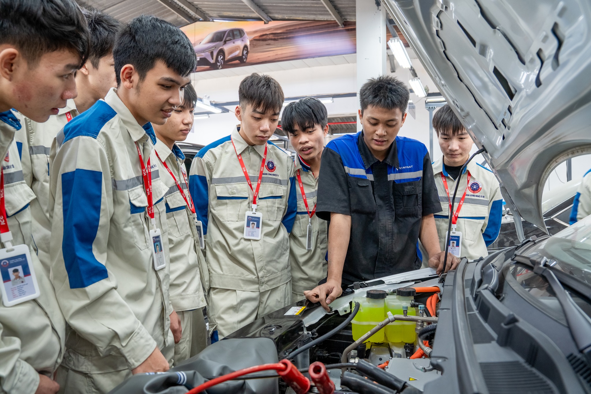 Sinh viên ngành Công nghệ ô tô tham quan và trải nghiệm tại doanh nghiệp. 