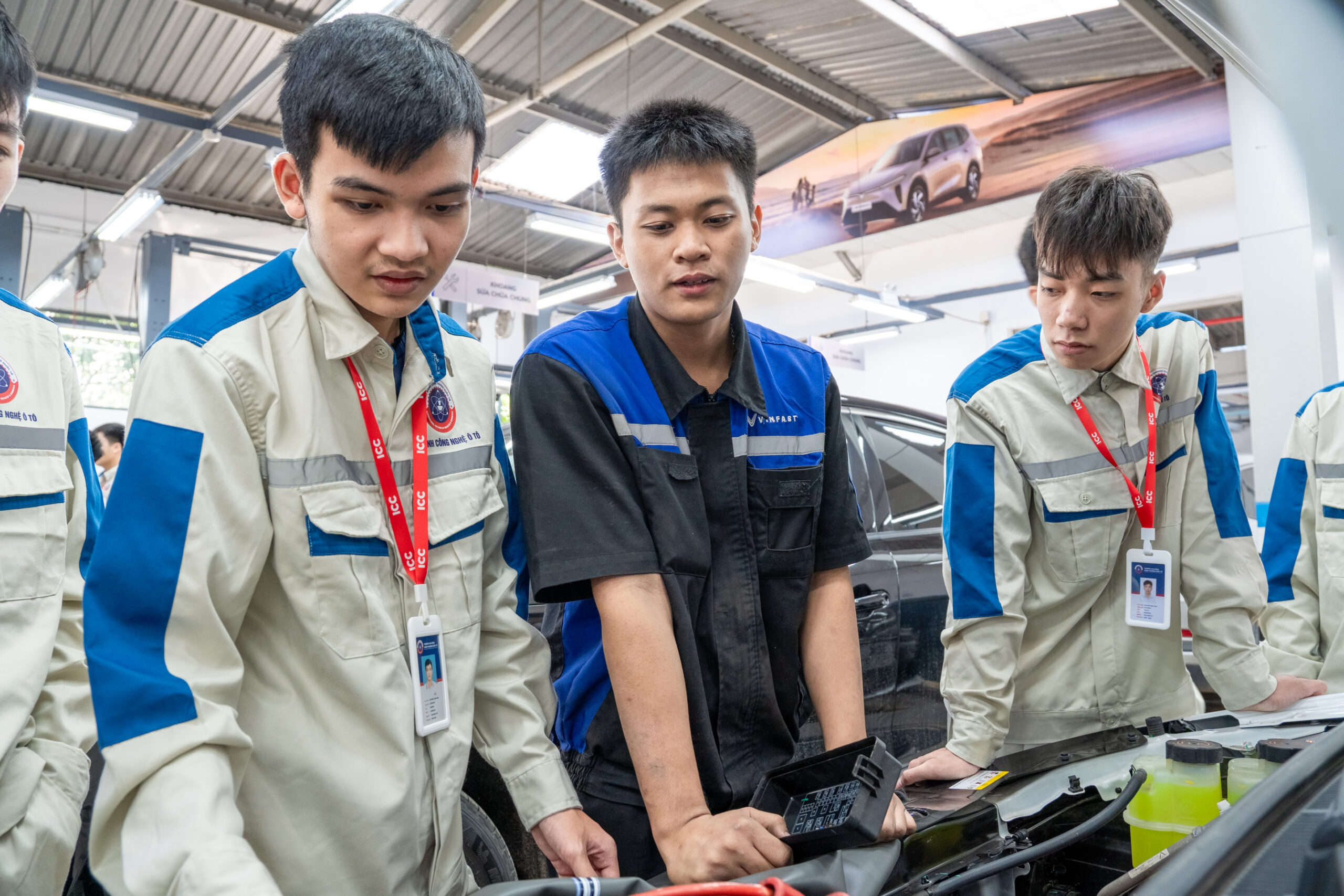 Lưu Đàm Anh Thái luôn cẩn thận, tỉ mỉ quan sát từng công đoạn trong quá trình làm việc tại xưởng