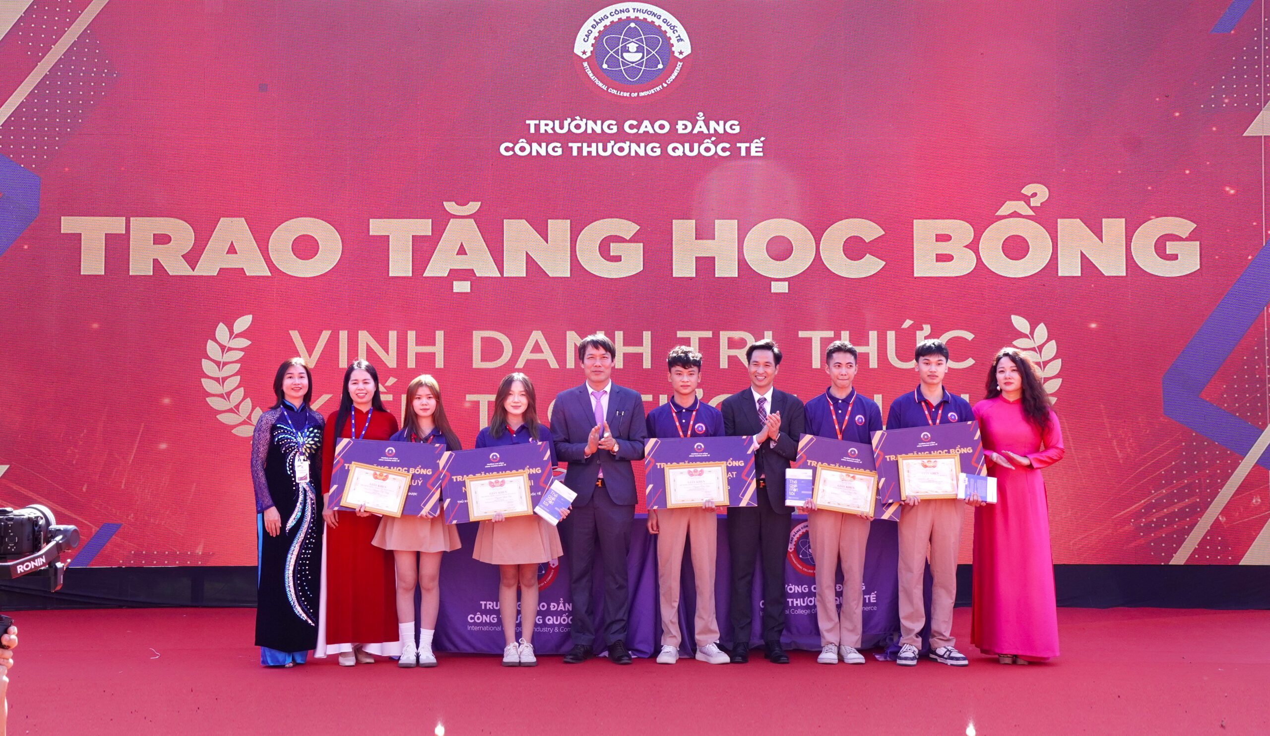 TS Đoàn Văn Minh trao tặng học bổng cho sinh viên thủ khoa đầu vào.