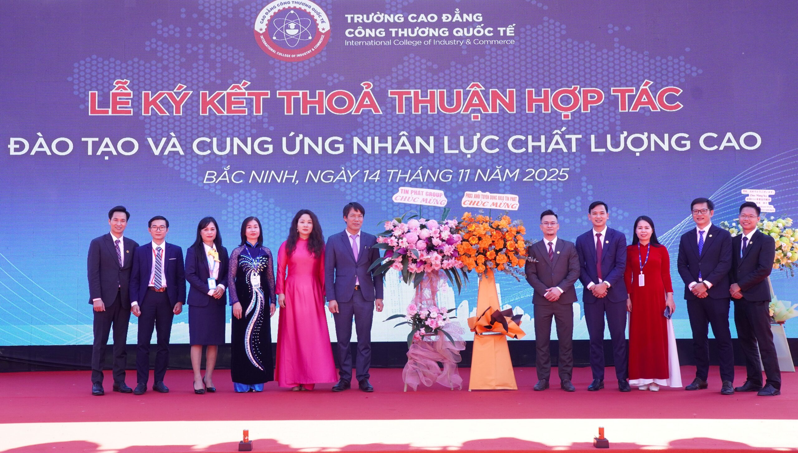 Ban Giám hiệu trường Cao đẳng Công thương Quốc tế nhận hoa chúc mừng từ doanh nghiệp/đối tác.