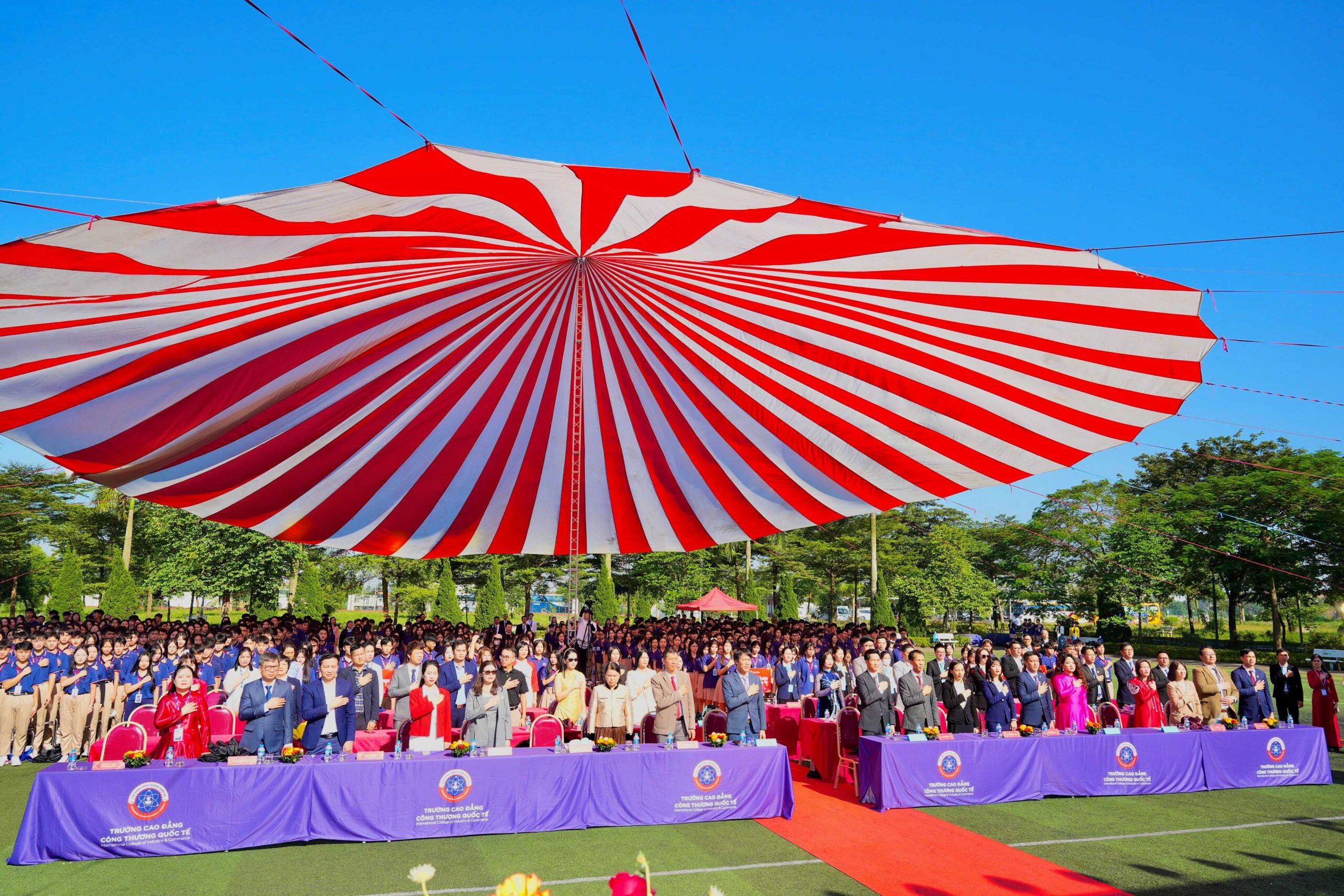 Buổi lễ diễn ra trong bầu không khí trang nghiêm nhưng tràn đầy năng lượng, thể hiện sự kết hợp giữa truyền thống giáo dục và tinh thần đổi mới của ICC.