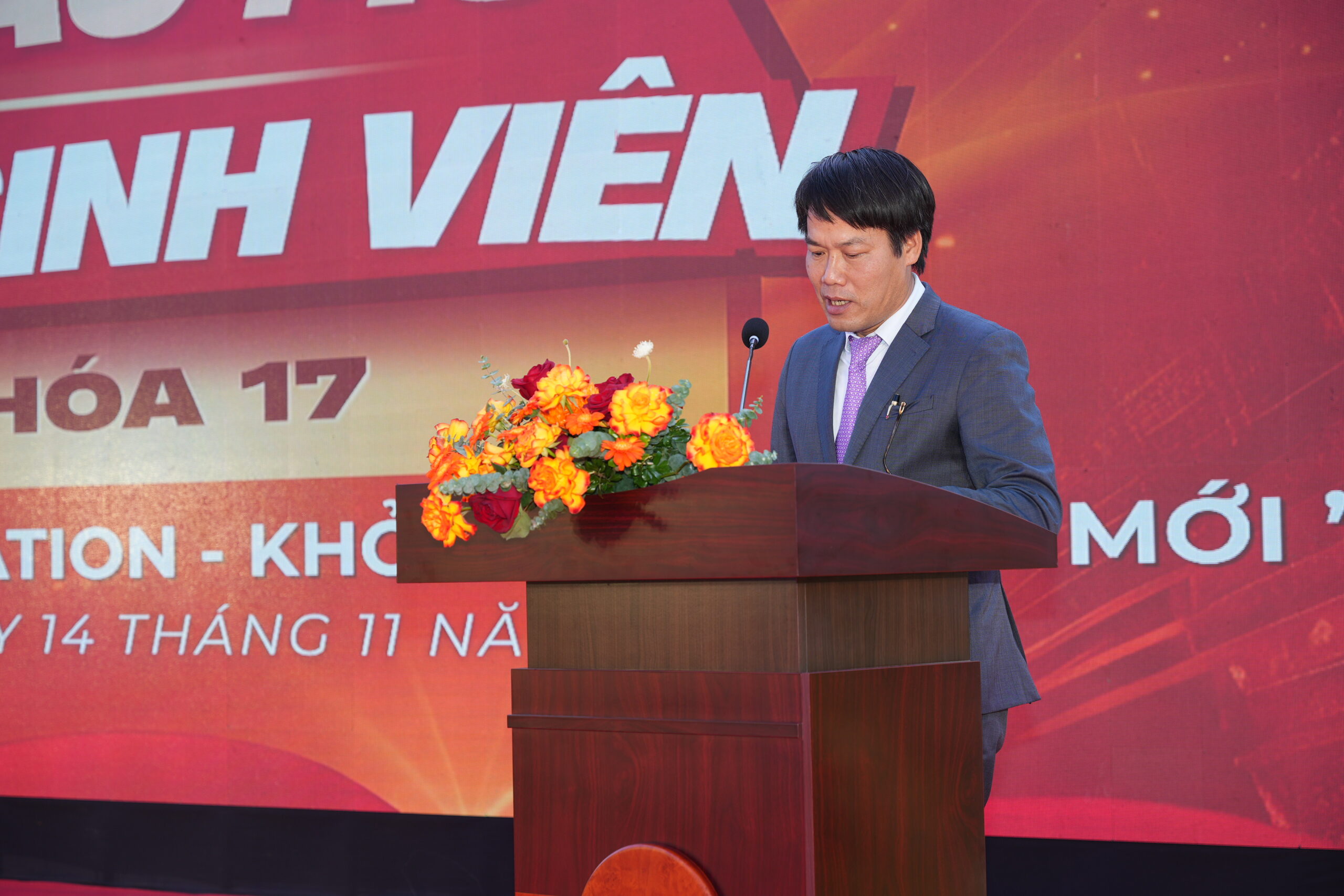 Diễn văn chào mừng đầy cảm hứng của thầy Hiệu trưởng gửi đến tân sinh viên K17