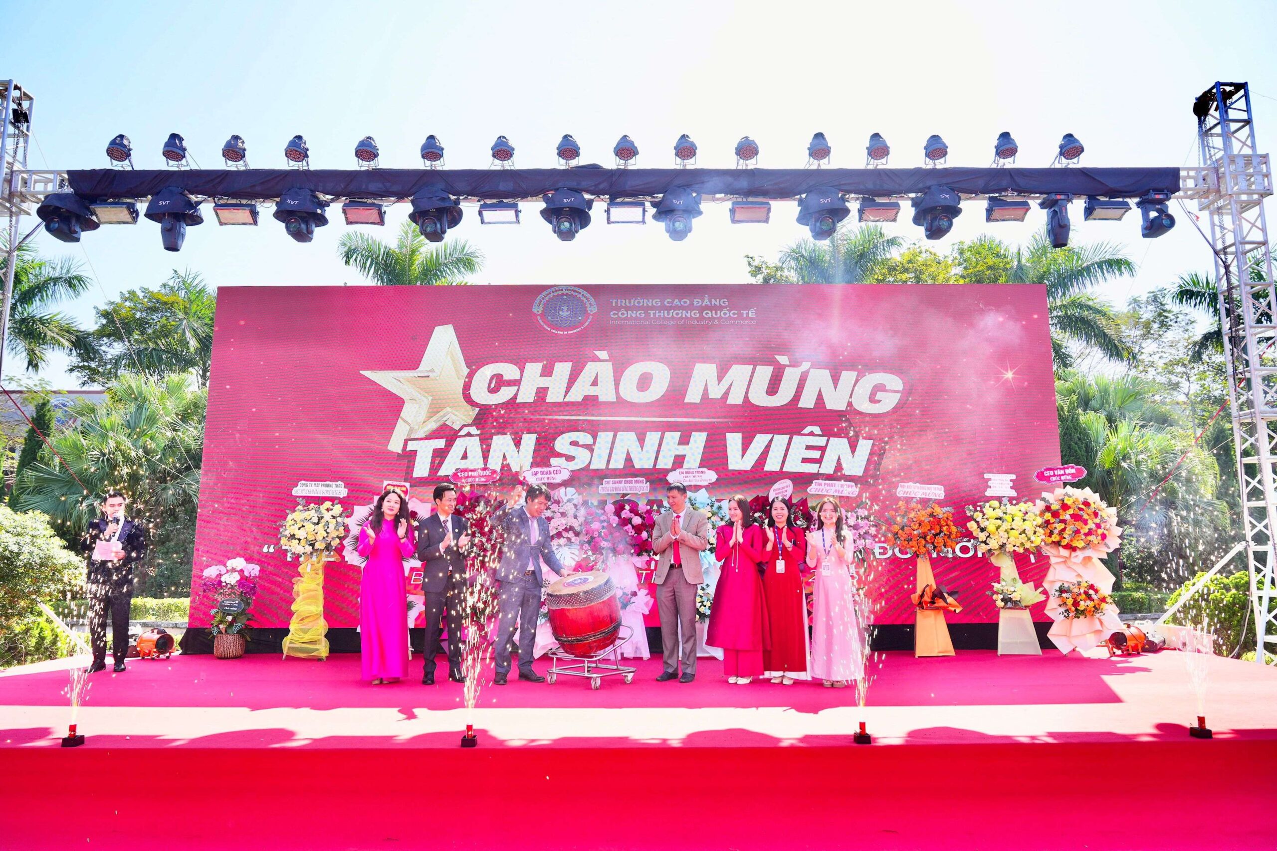 Hiệu trưởng trường Cao đẳng Công thương Quốc tế đánh trống khai giảng năm học 2025 - 2026. 