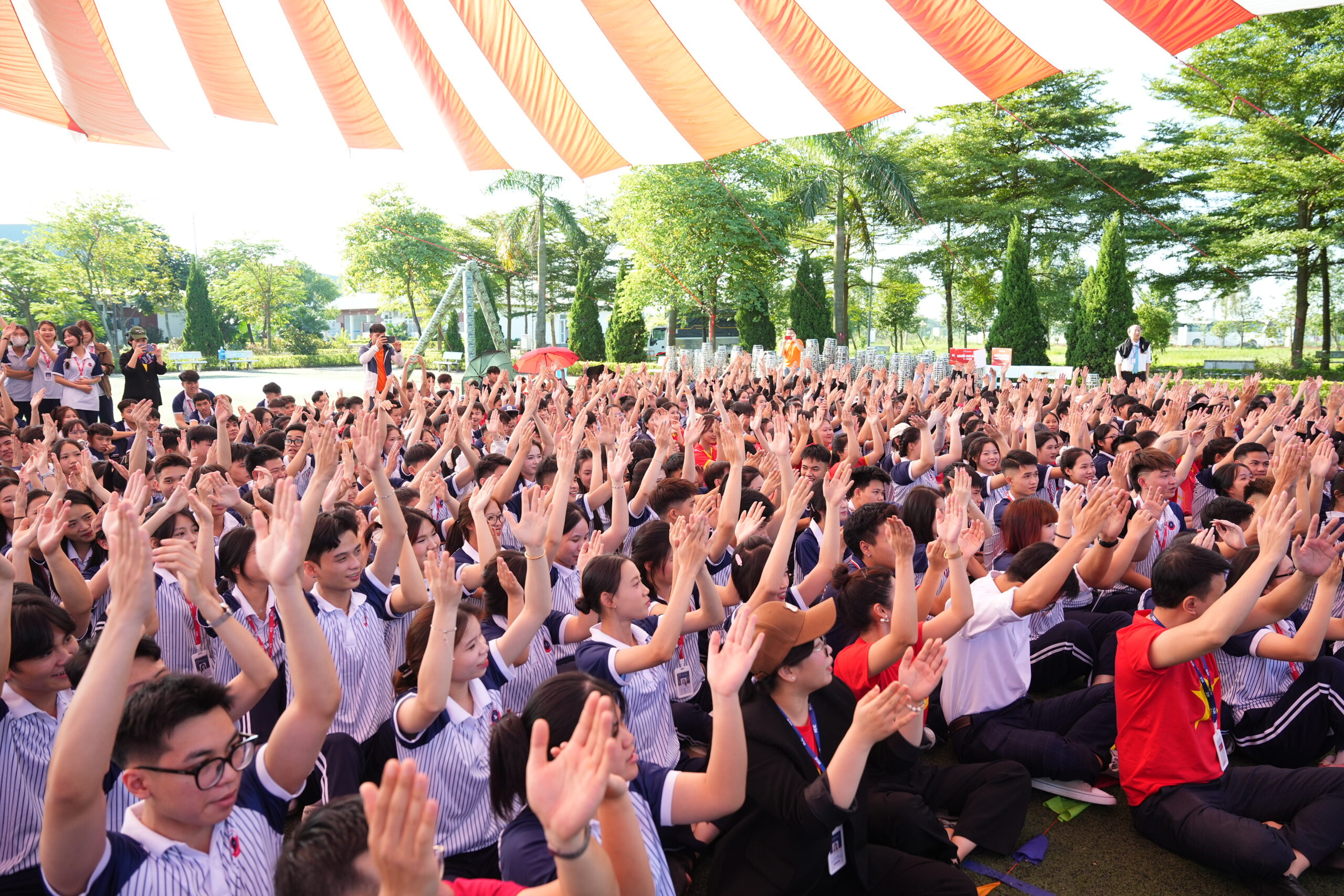 Ngay từ những phút đầu khai mạc, khuôn viên trường đã tràn ngập tiếng cười, tiếng hò reo cổ vũ và âm nhạc cuồng nhiệt.