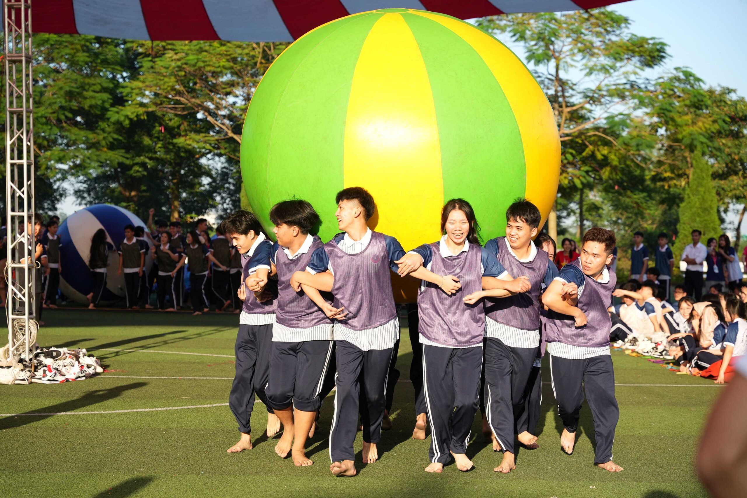 Những trò chơi đến những phút giây nghẹt thở, nơi từng bước chạy là sự phối hợp và niềm tin dành cho nhau.