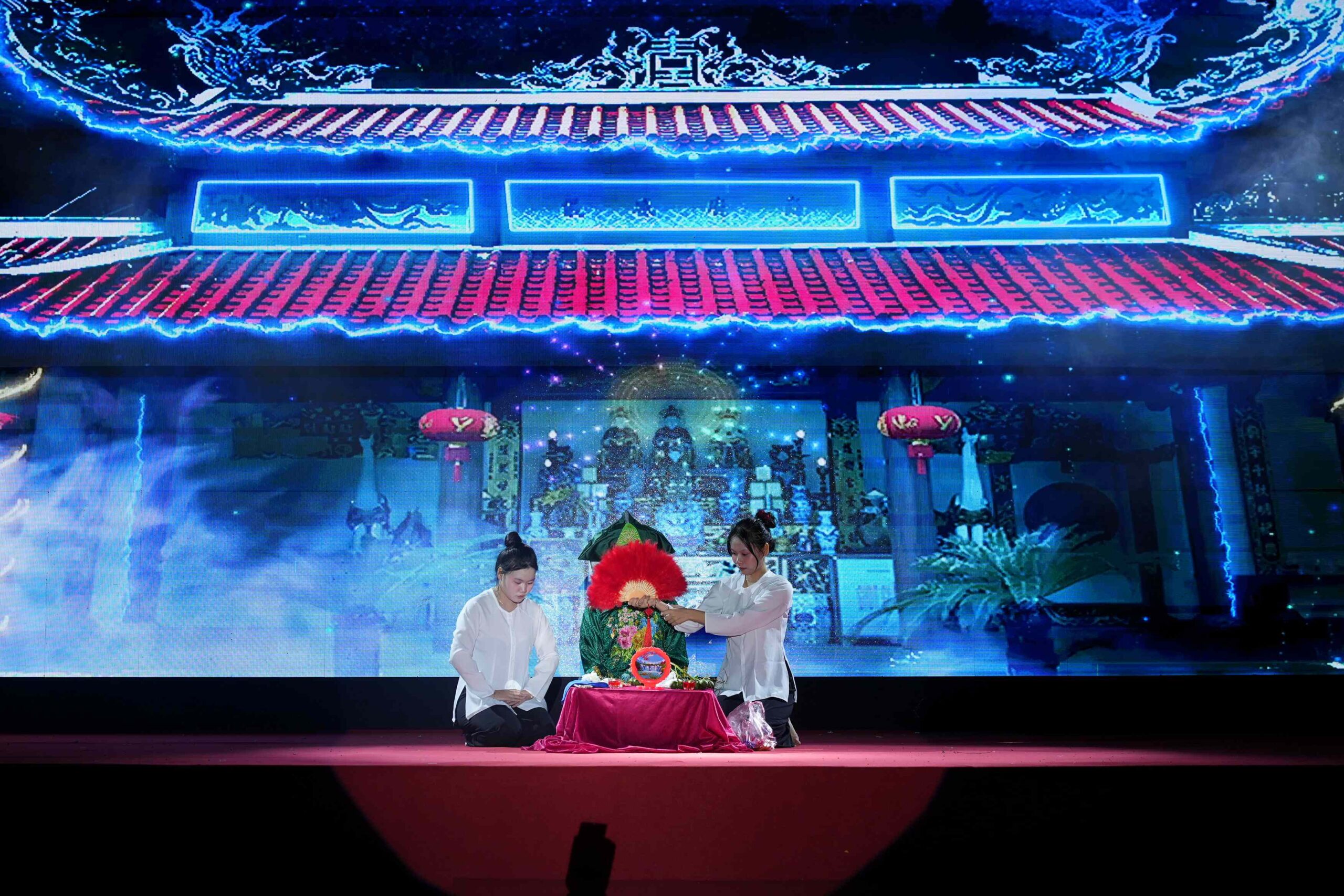 Múa Chầu Văn - Nét văn hóa truyền thống sống động trên sân khấu ICC Campfire Night năm nay. 