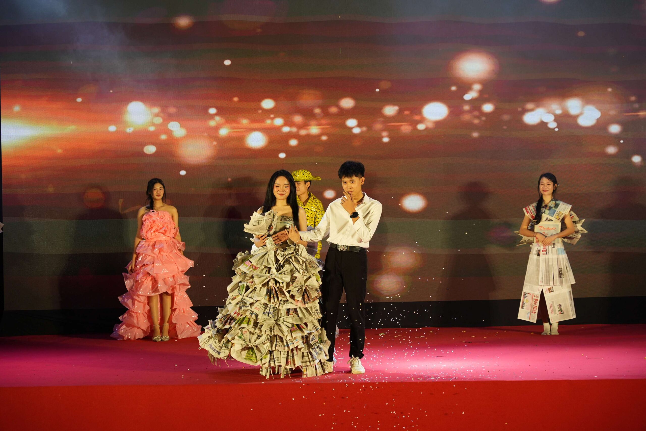 Tân sinh viên K17 cháy hết mình trong đêm hội Campfire ICC 2025