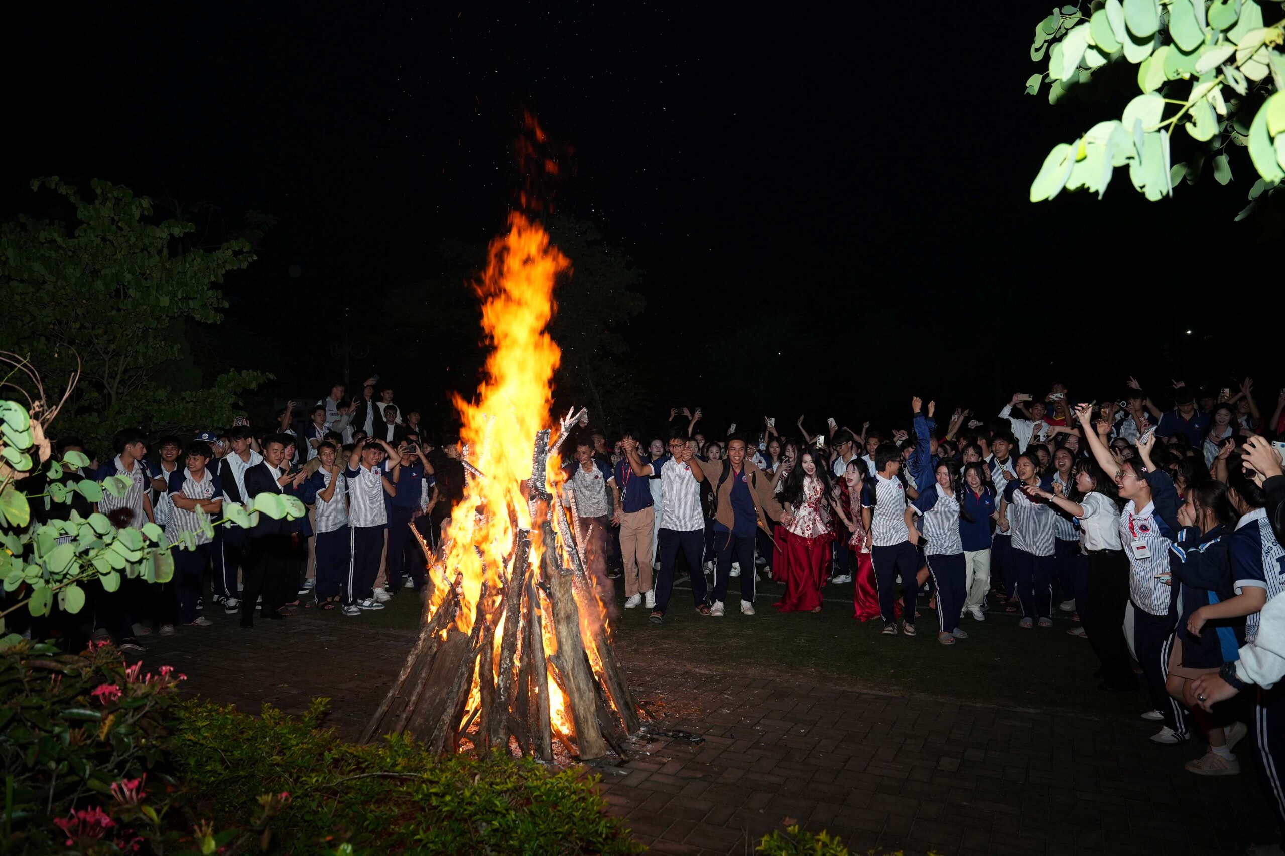 Khoảnh khắc đốt lửa trại và những nụ cười tuổi trẻ.