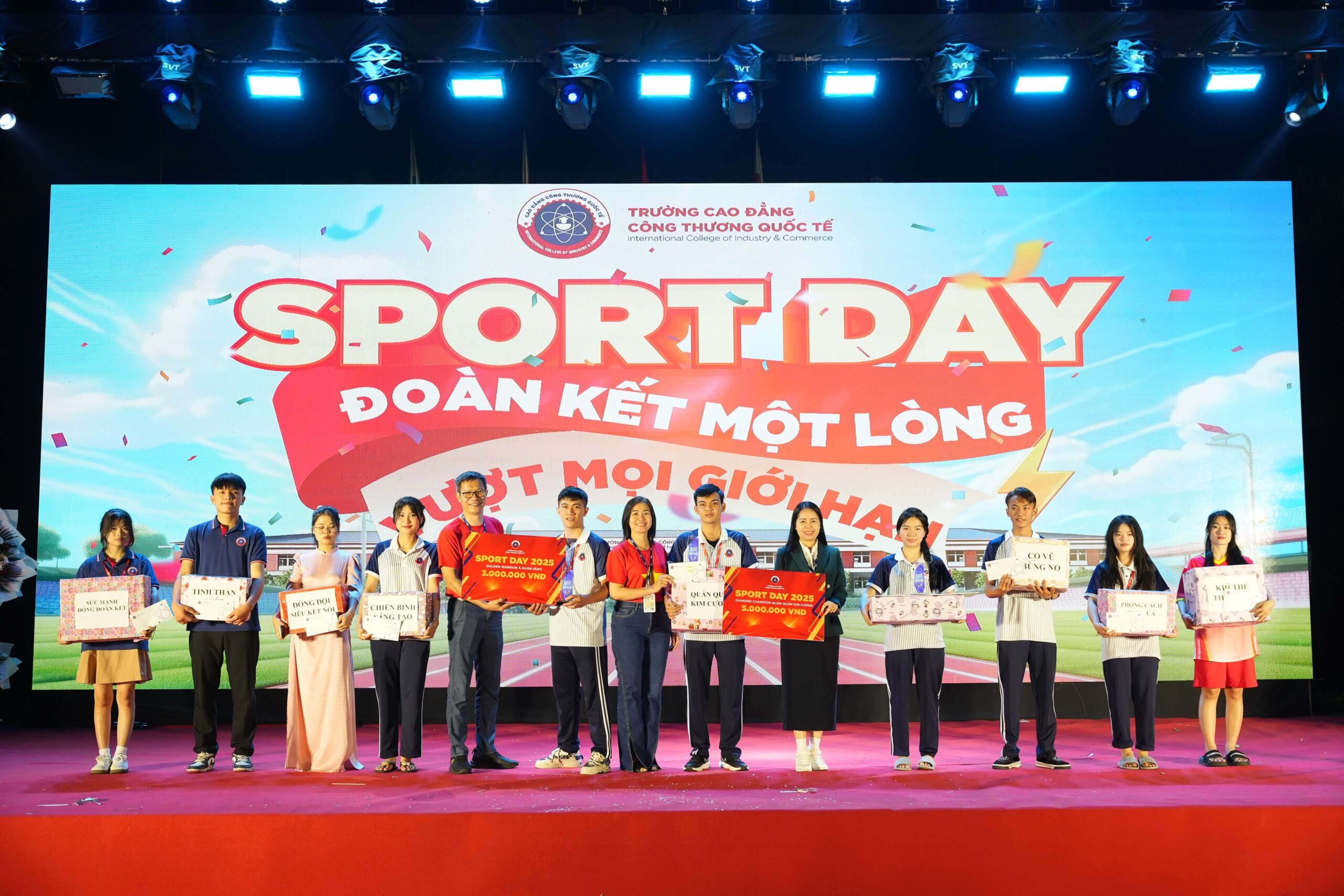 SPORT DAY kết thúc tốt đẹp với vô vàn giải thưởng dành cho các bạn sinh viên.