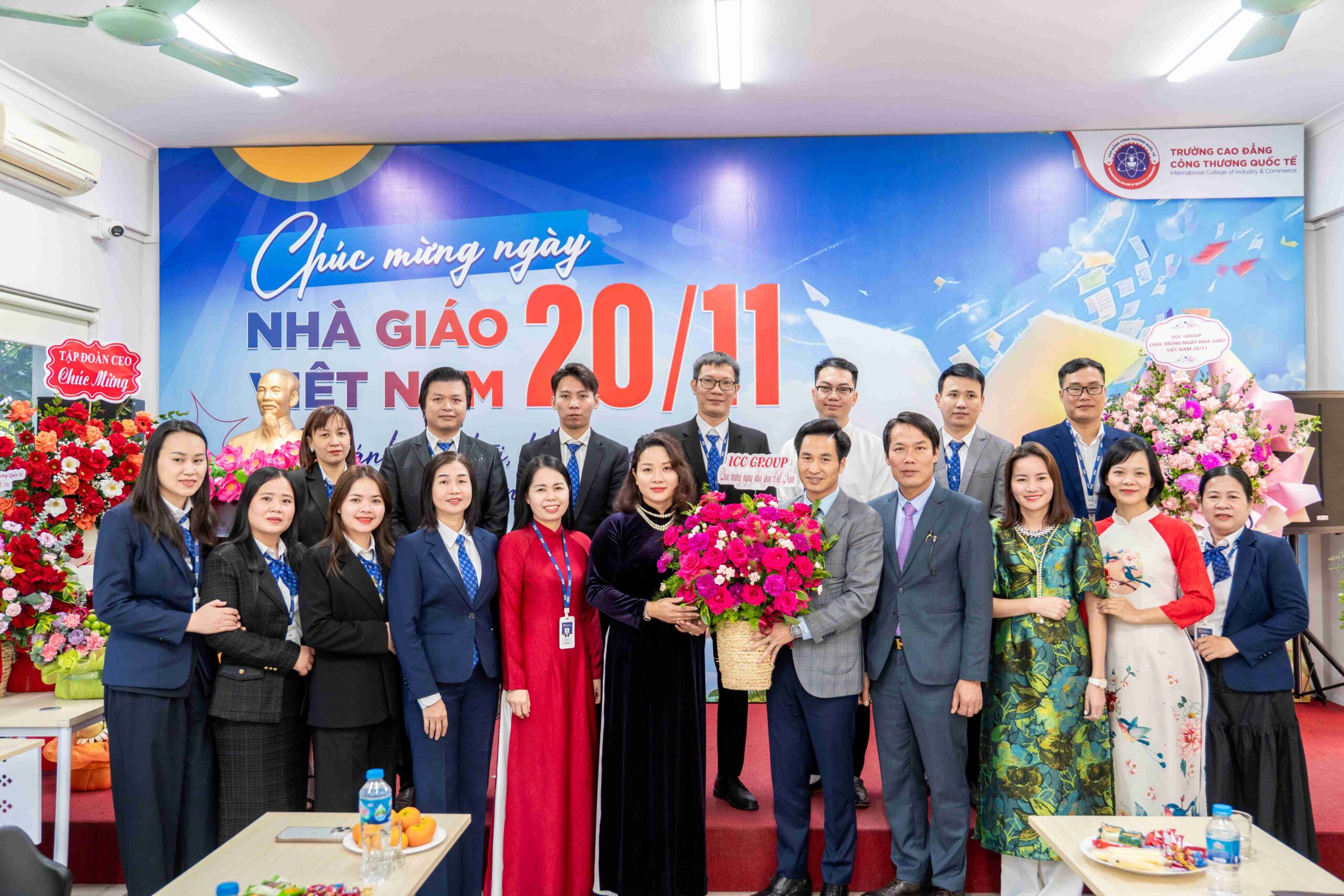 Ban Giám hiệu Nhà trường nhận hoa chúc mừng từ các đối tác. 