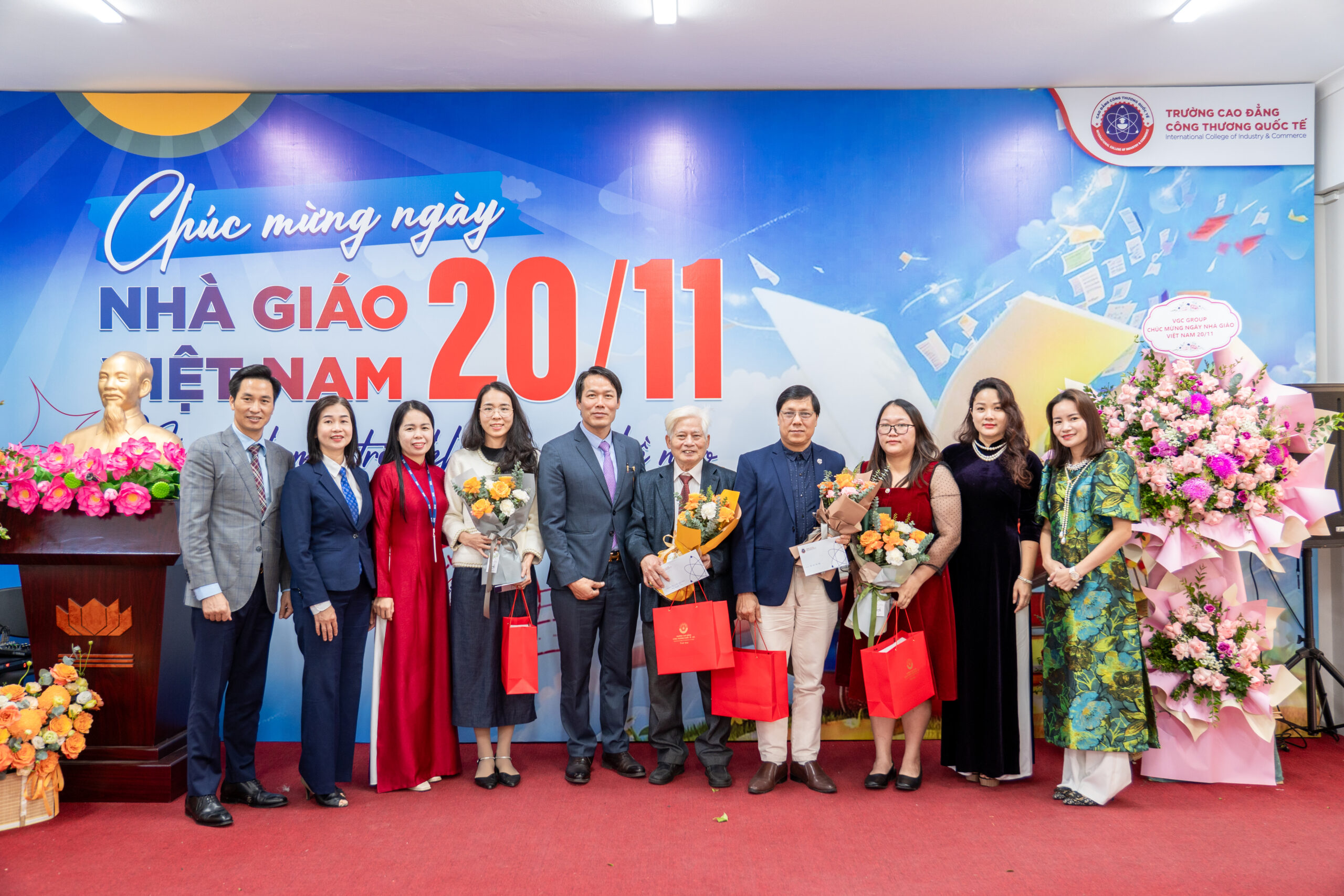 Điểm nhấn đặc biệt của buổi gặp mặt là phần tri ân dành cho các cựu trưởng phòng/khoa.