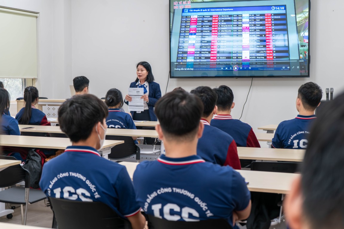 Giảng viên chủ nhiệm dặn dò các bạn sinh viên K17 trước khi bước vào kỳ thực tập đầu tiên. 