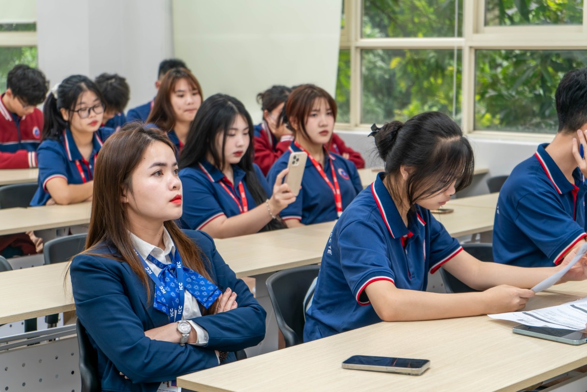 Sinh viên ICC chú ý lắng nghe lời dặn dò từ thầy cô. 