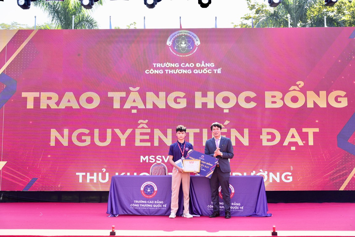 TS Đoàn Văn Minh - Hiệu trưởng Nhà trường trao tặng học bổng cho Thủ khoa toàn trường.