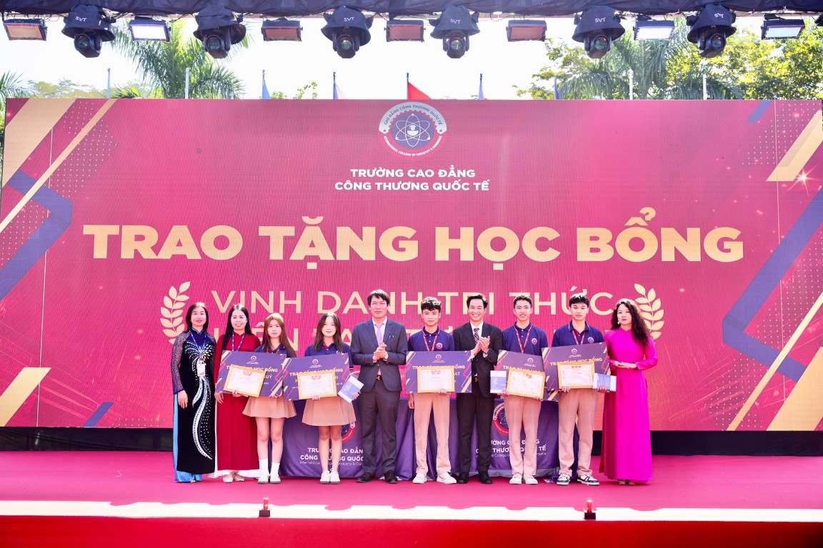 Cao đẳng Công thương Quốc tế trao tặng học bổng cho sinh viên thủ khoa đầu vào