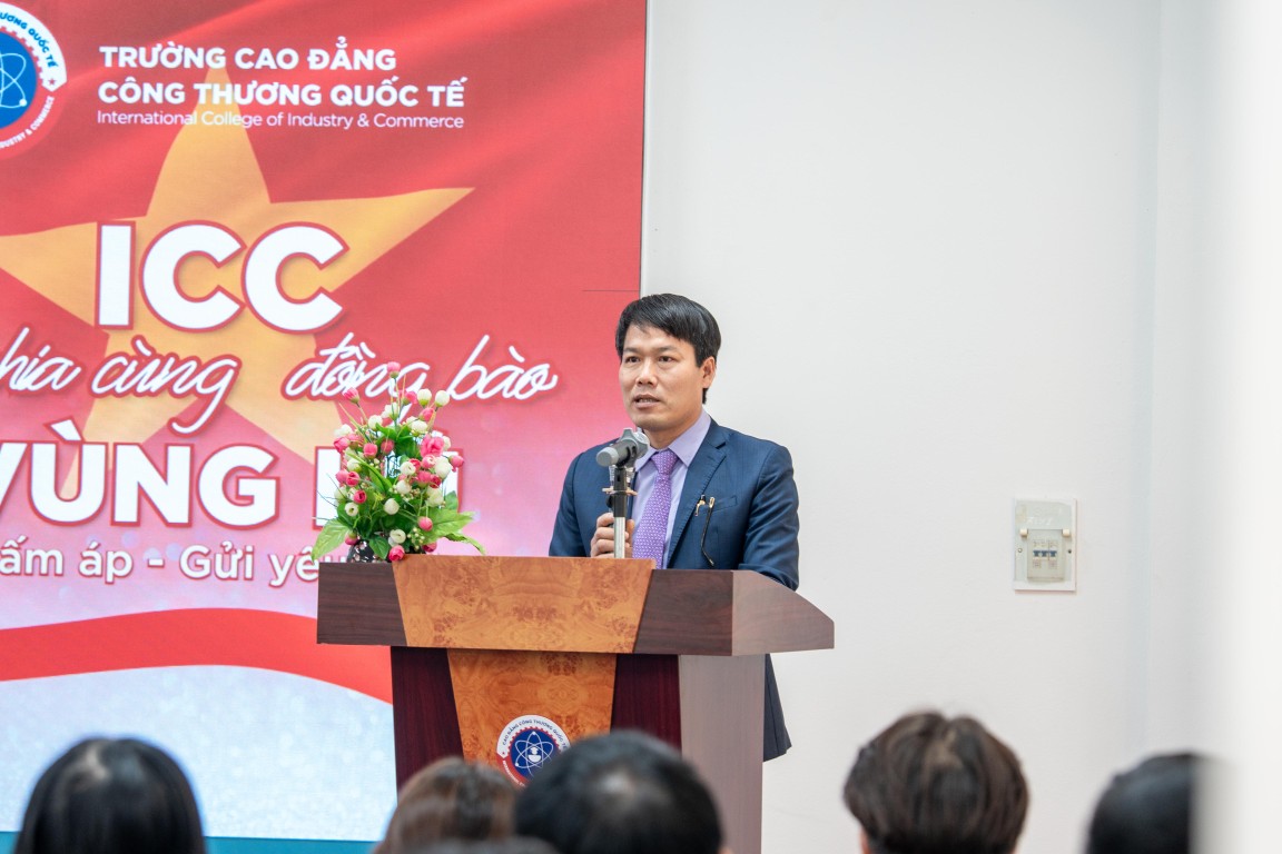 TS Đoàn Văn Minh - Hiệu trưởng Nhà trường phát biểu tại buổi lễ. 