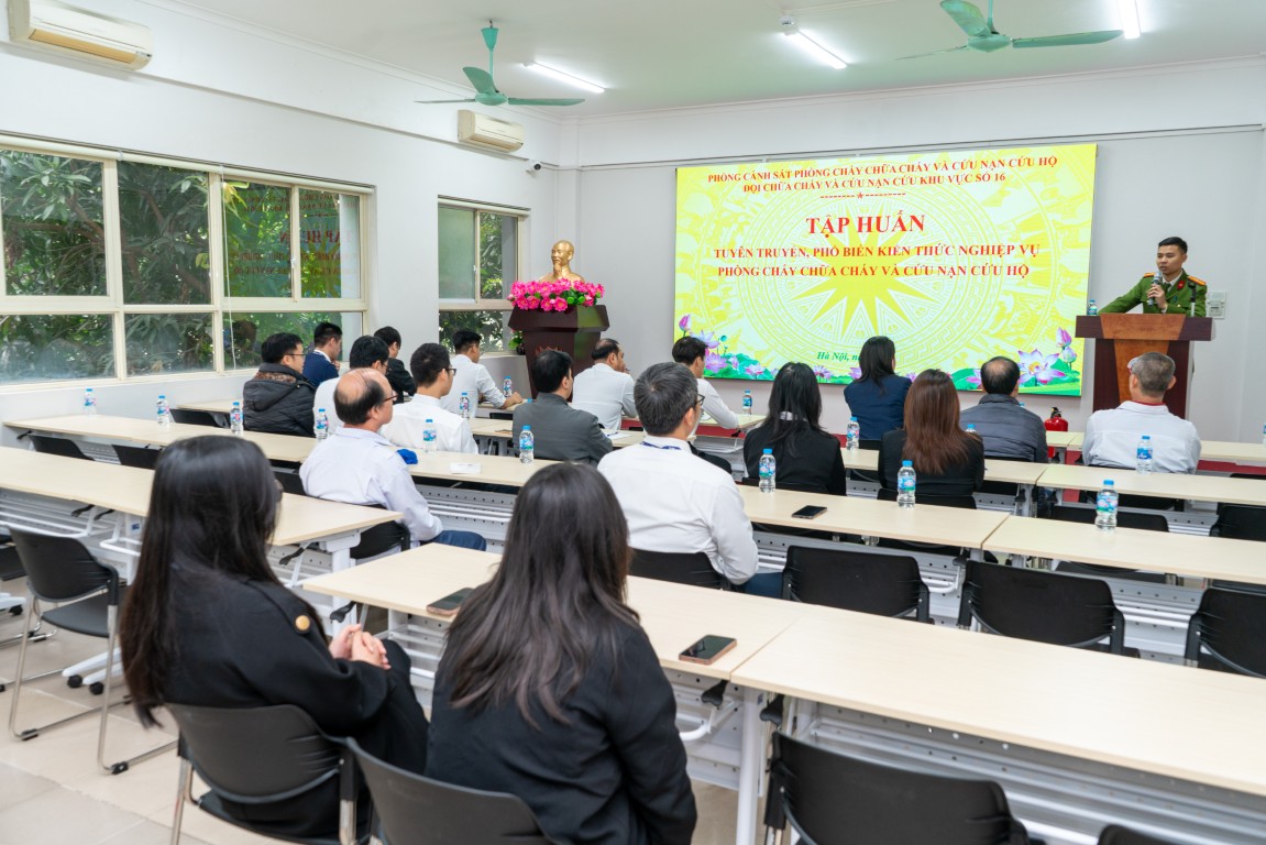 Buổi học lý thuyết bài bản giúp cán bộ, giảng viên ICC nắm chắc kiến thức kỹ năng về PCCC & CNCH 