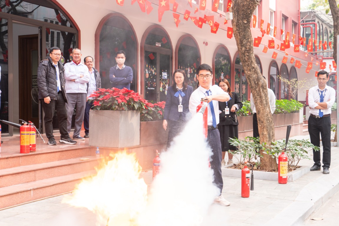 Nâng cao kiến thức kỹ năng PCCC & CNCH cho giảng viên, cán bộ nhân viên ICC