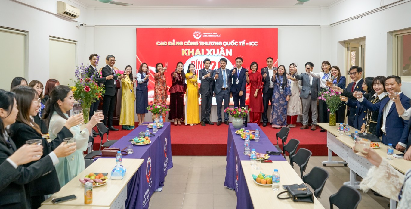 Tập thể CBNV, giảng viên ICC nâng ly chúc mừng năm mới 