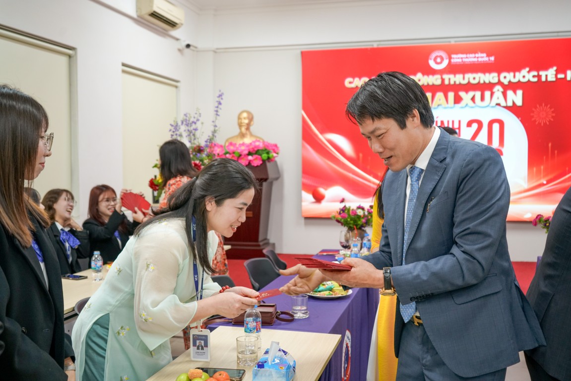 Những cái bắt tay đầu xuân, khởi động năm mới tại ICC