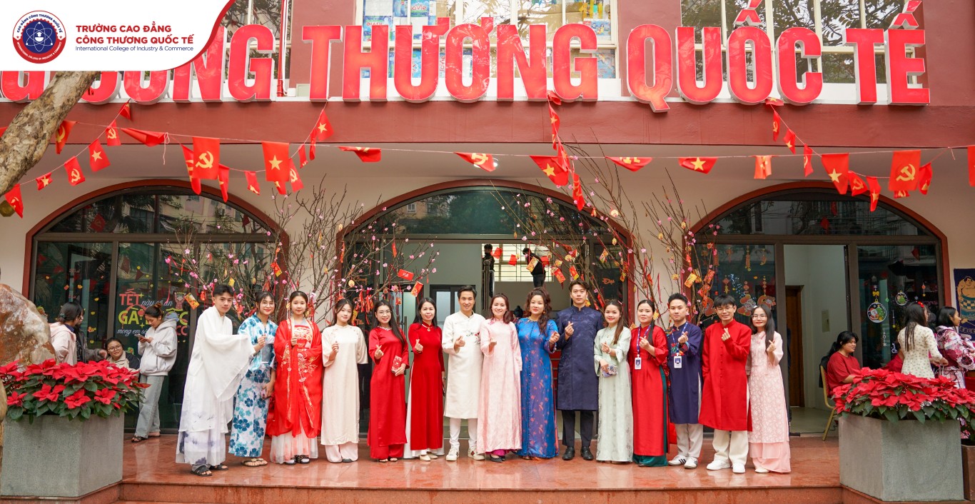 Ban Lãnh đạo và Ban Giám hiệu cùng các em sinh viên ICC tại Hội Xuân 