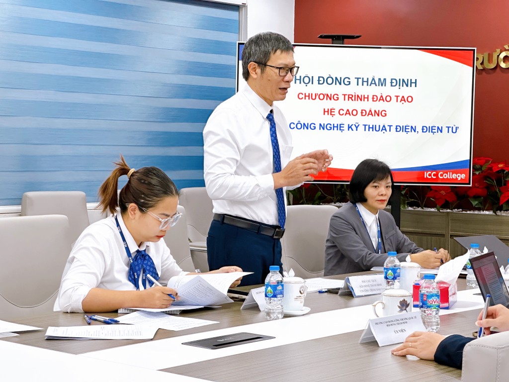 Thầy Lê Hồng Sơn - Trưởng phòng Đào tạo ICC tại buổi họp hội đồng thẩm định 