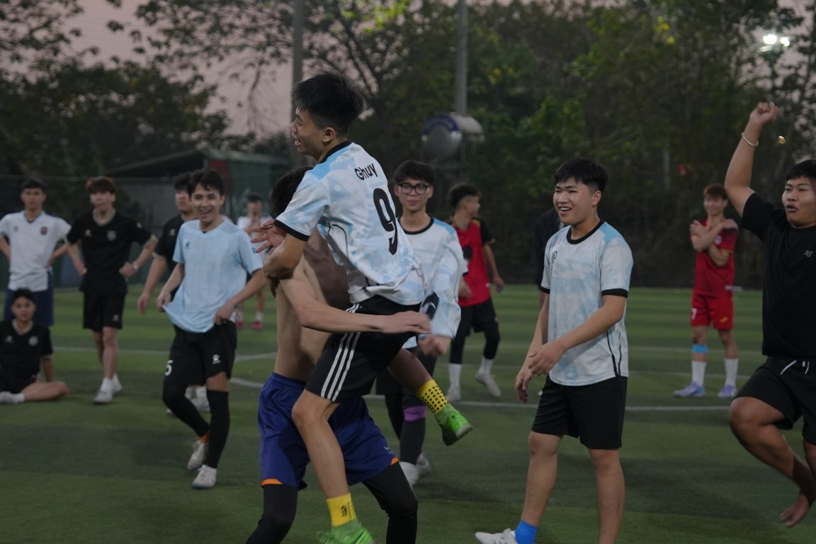 Các chiến binh ăn mừng trên sân khi có bàn thắng 