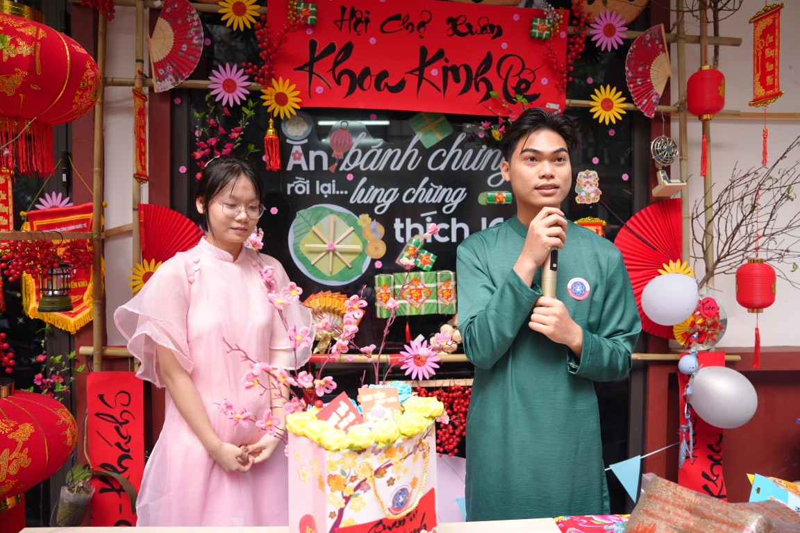 Gian hàng của sinh viên khoa Kinh tế rực sắc Xuân 