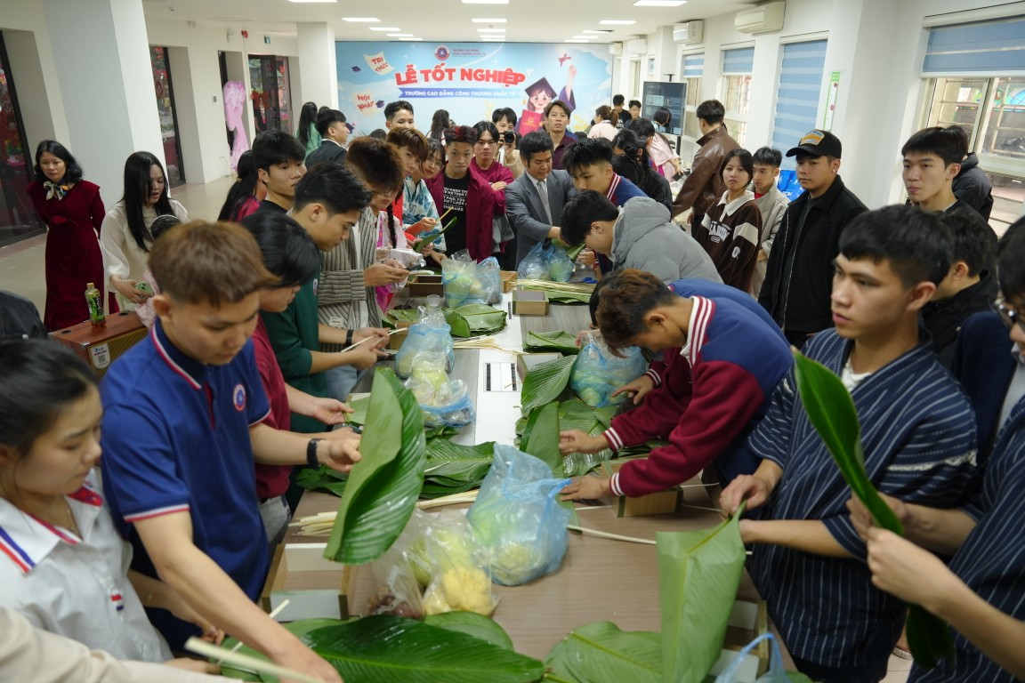 Trải nghiệm Gói bánh chưng siêu ý nghĩa tại Hội xuân 