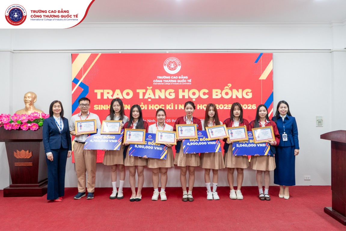 Khoảnh khắc vinh danh 10 sinh viên tiêu biểu có kết quả học tập xuất sắc trong học kỳ I, năm học 2025–2026