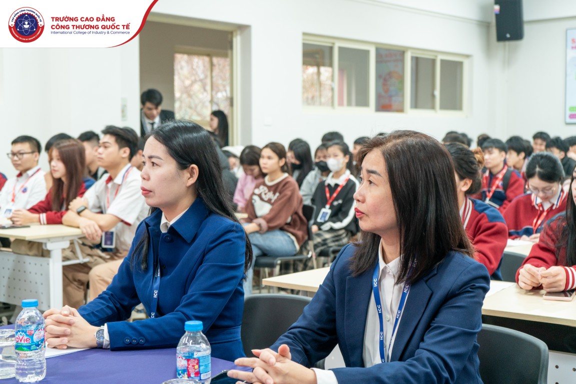 Đại diện Ban Giám hiệu Nhà trường tại buổi vinh danh, trao thưởng