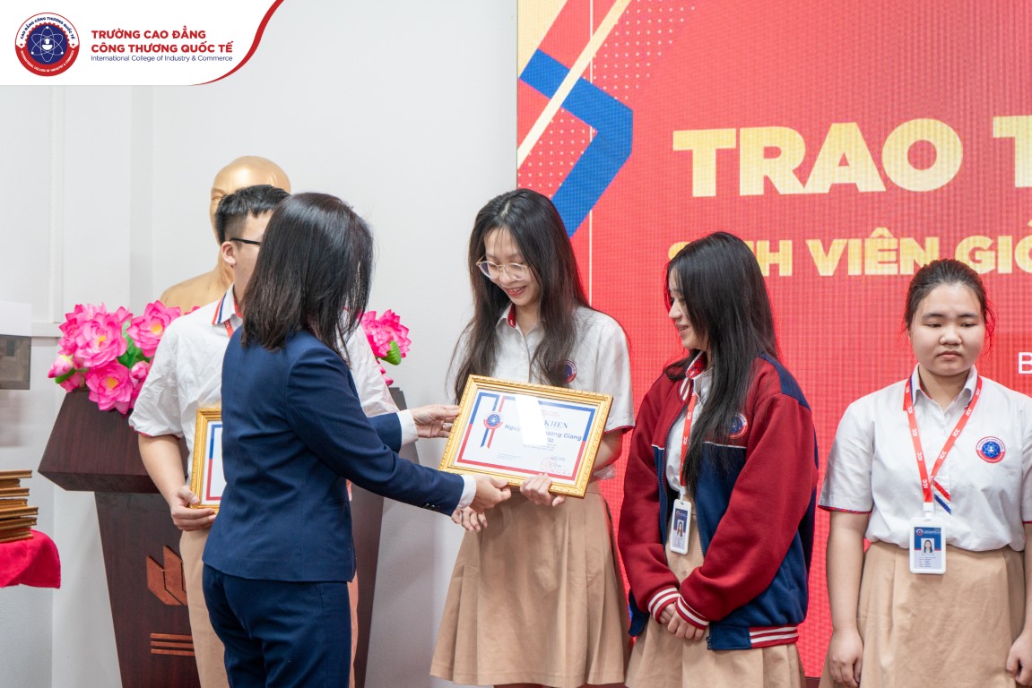 Ban Giám hiệu Trường Cao đẳng Công thương Quốc tế trao học bổng học tập cho sinh viên đạt thành tích loại Giỏi 