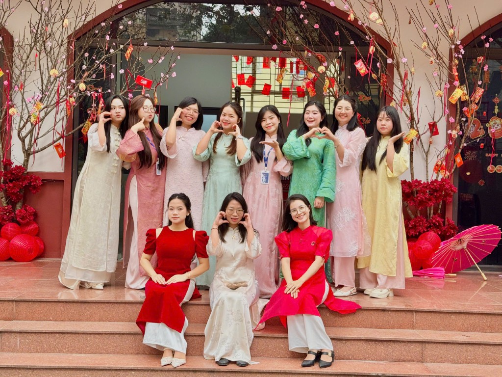 ICC-er xung xính rực rỡ trong tà áo dài truyền thống 