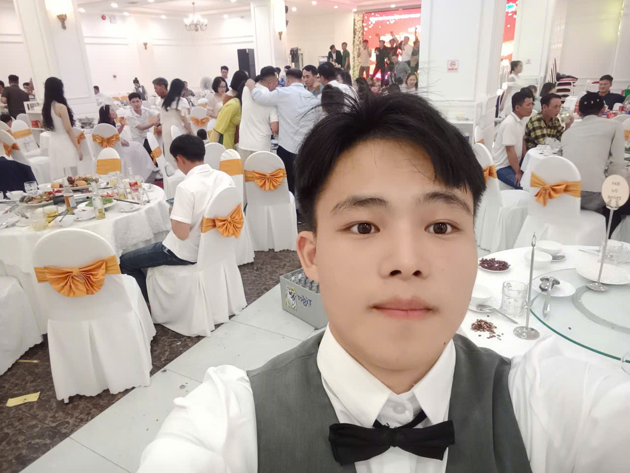 Ca làm việc ngày Tết của sinh viên Vàng Mí Sính 