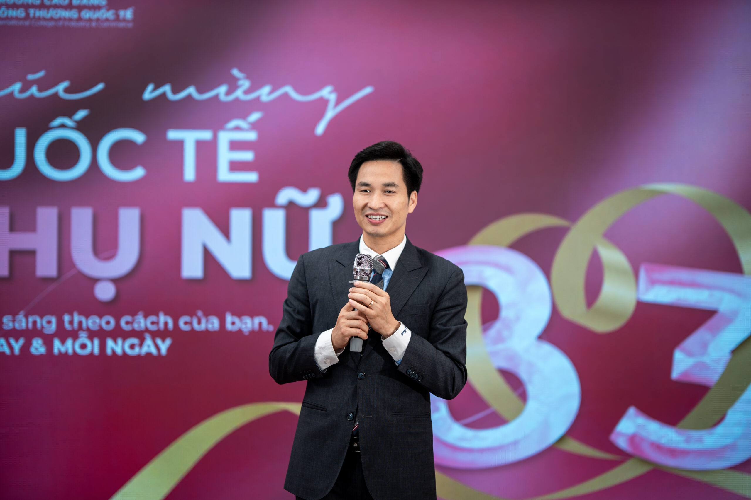 Thầy Hoàng Gia Thịnh - Chủ tịch Hội đồng trường phát biểu chào mừng ngày 8/3 