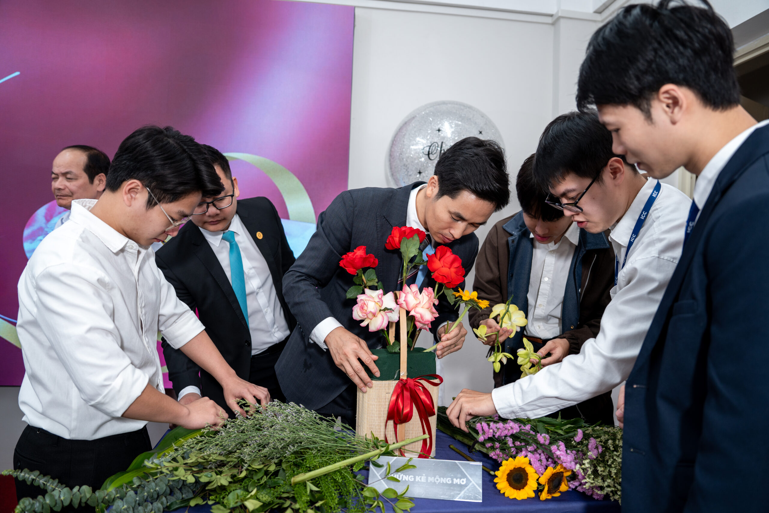 Một trong những hoạt động được mong chờ nhất trong chương trình là cuộc thi cắm hoa do chính các thầy trong trường thực hiện để dành tặng cho các cô