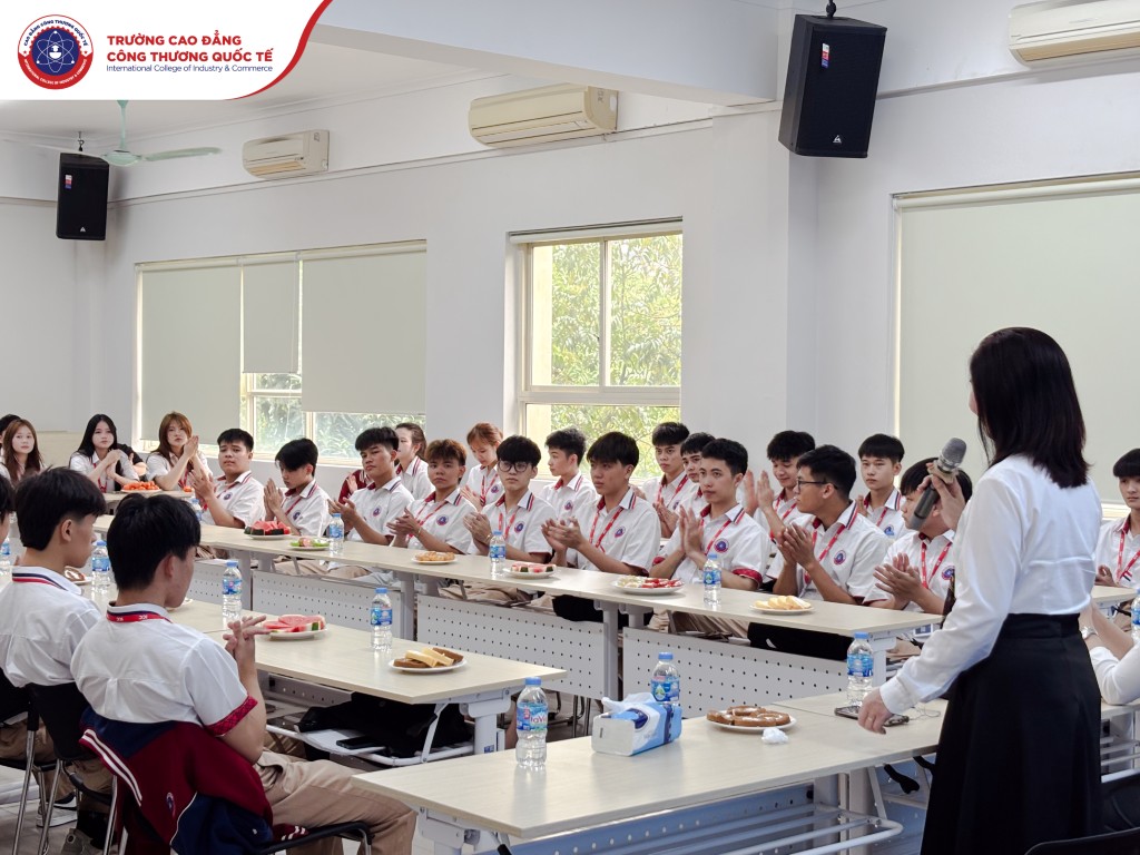 TS Trần Thị Ngân Giang - Phó Hiệu trưởng Nhà trường kiêm trưởng Khoa Du lịch chia sẻ tại buổi gặp gỡ