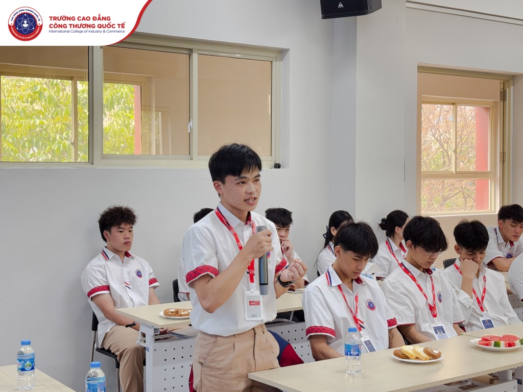 Nhiều câu chuyện được chia sẻ, nhiều cảm xúc được lắng lại sau hành trình thực tập