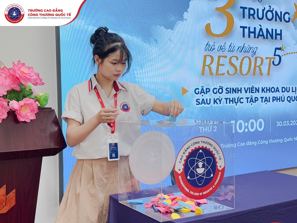 Những mảnh giấy ấy được thả vào hộp kỷ niệm như một cách lưu giữ ký ức và đánh dấu cột mốc trưởng thành của sinh viên