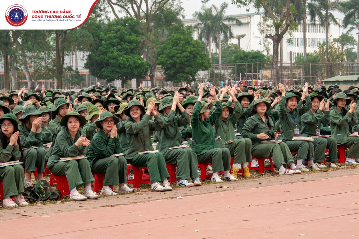 Khoảnh khắc sinh viên tập trung chỉnh trang quân phục, chuẩn bị tham dự Lễ khai giảng