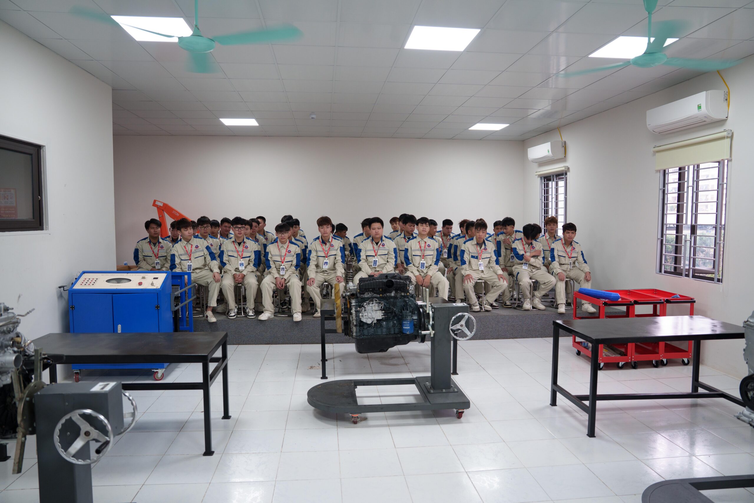 Sinh viên Công nghệ ô tô bước vào môn thi thực hành Kỹ thuật chung ô tô 