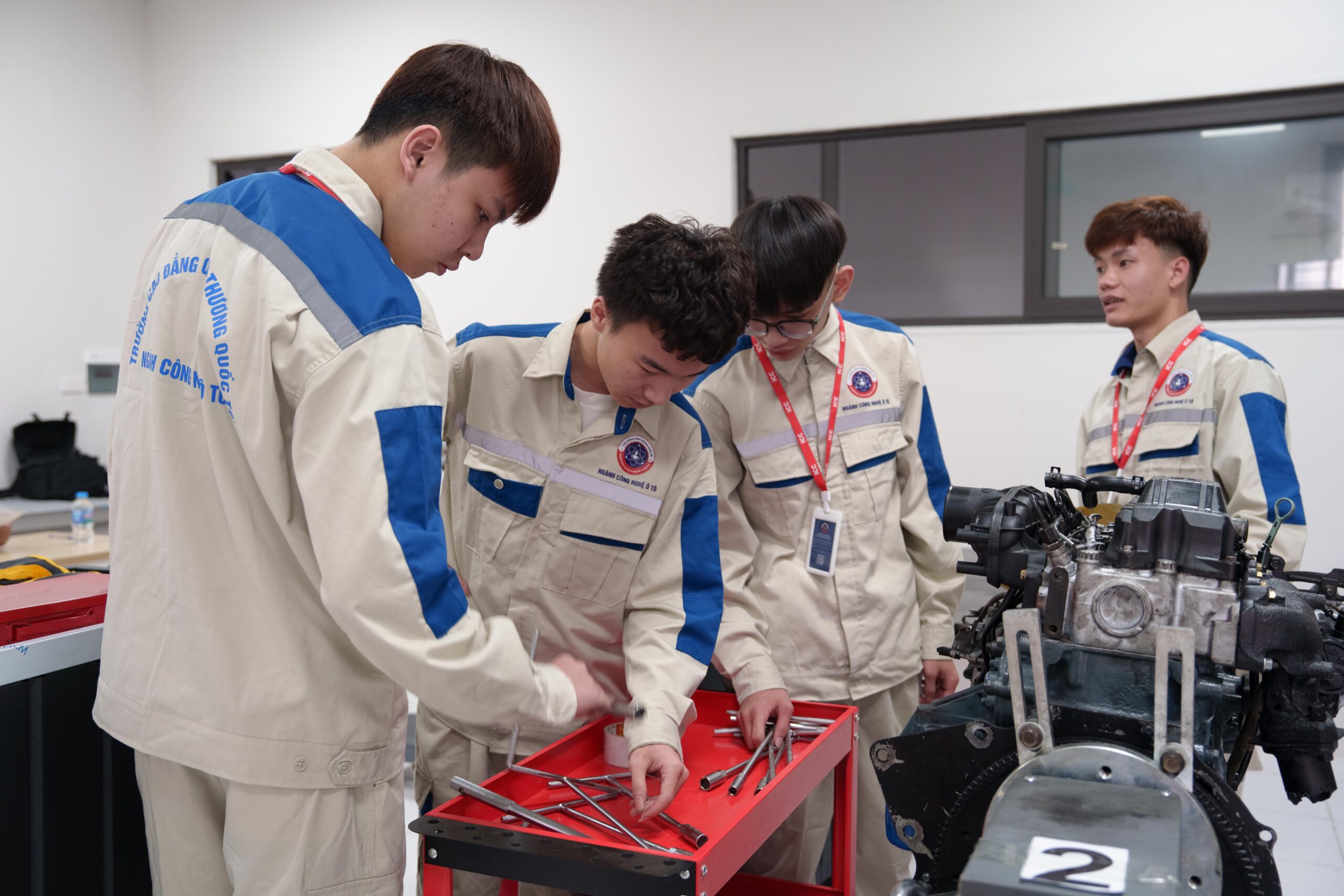 Sinh viên ngành Công nghệ Ô tô tự tin bước vào môn thi thực hành tại ICC