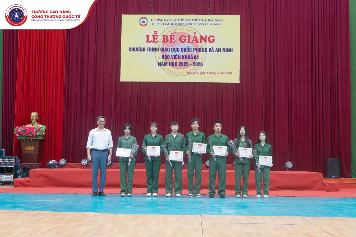 Khen thưởng sinh viên ICC hoàn thành xuất sắc nhiệm vụ trong kỳ quân sự 