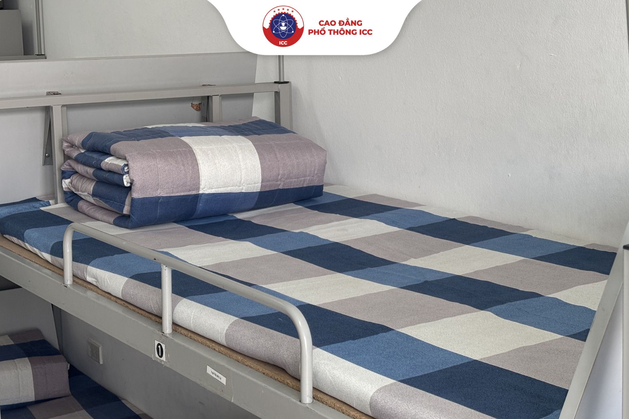 Hệ thống giường tầng được thiết kế kiên cố, vững chắc, bảo đảm an toàn và mang đến không gian nghỉ ngơi thoải mái cho học sinh